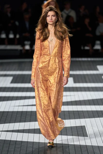 Look 16
